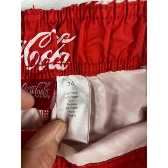 Coca-Cola Men's Red All Over Print Shorts Size 34 100% Polyester - Picture 3 of 5